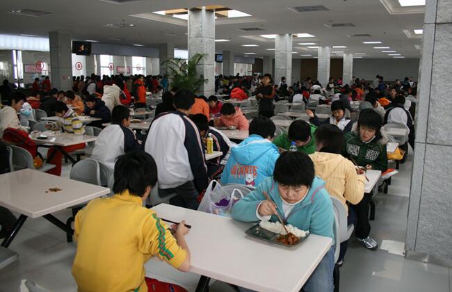 回顧多起學生打砸學校食堂事件,校園還有多少黑心食堂