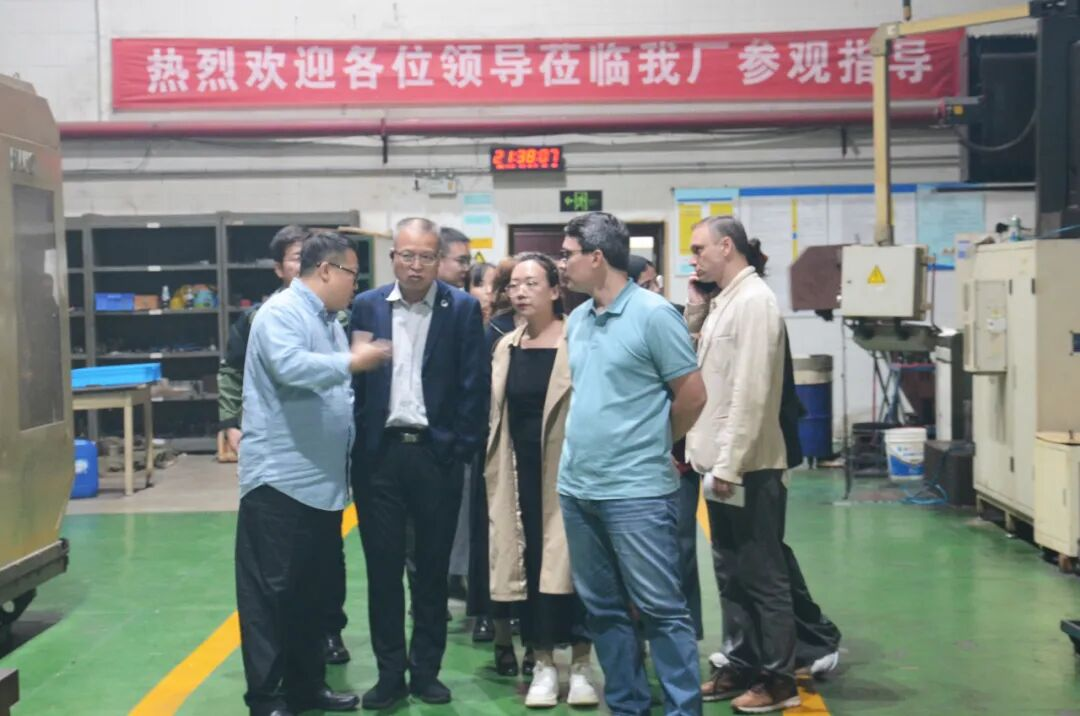 俄方人員參觀科迅機(jī)械生產(chǎn)線