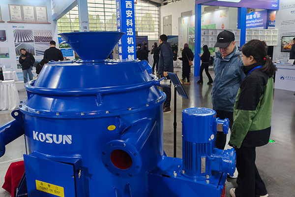 西安科迅機械展出的真空除氣器設備正在吸引觀眾查看